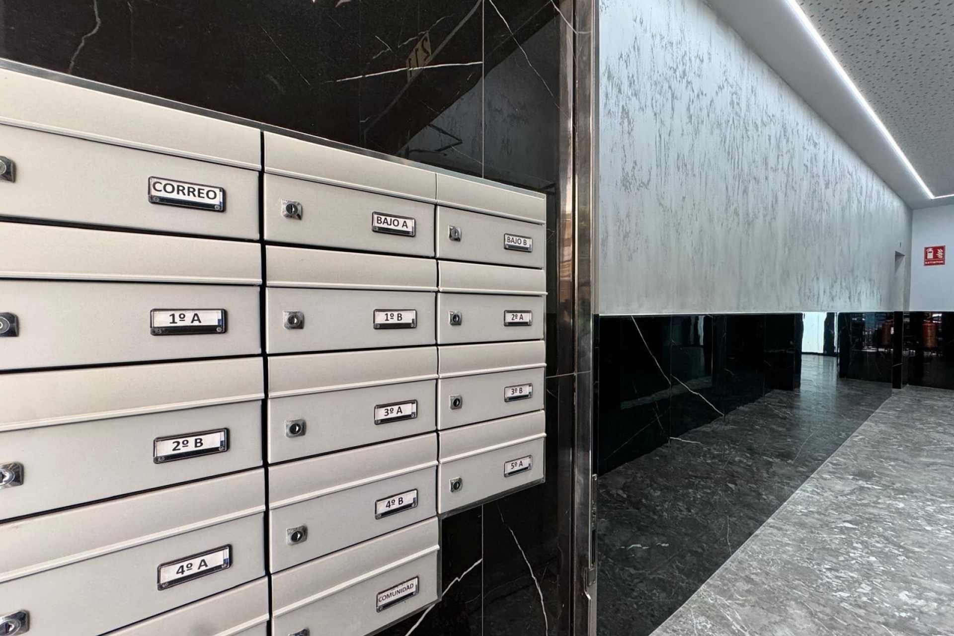 Jälleenmyynti - Kattohuoneisto -
Torrevieja - Playa del Cura