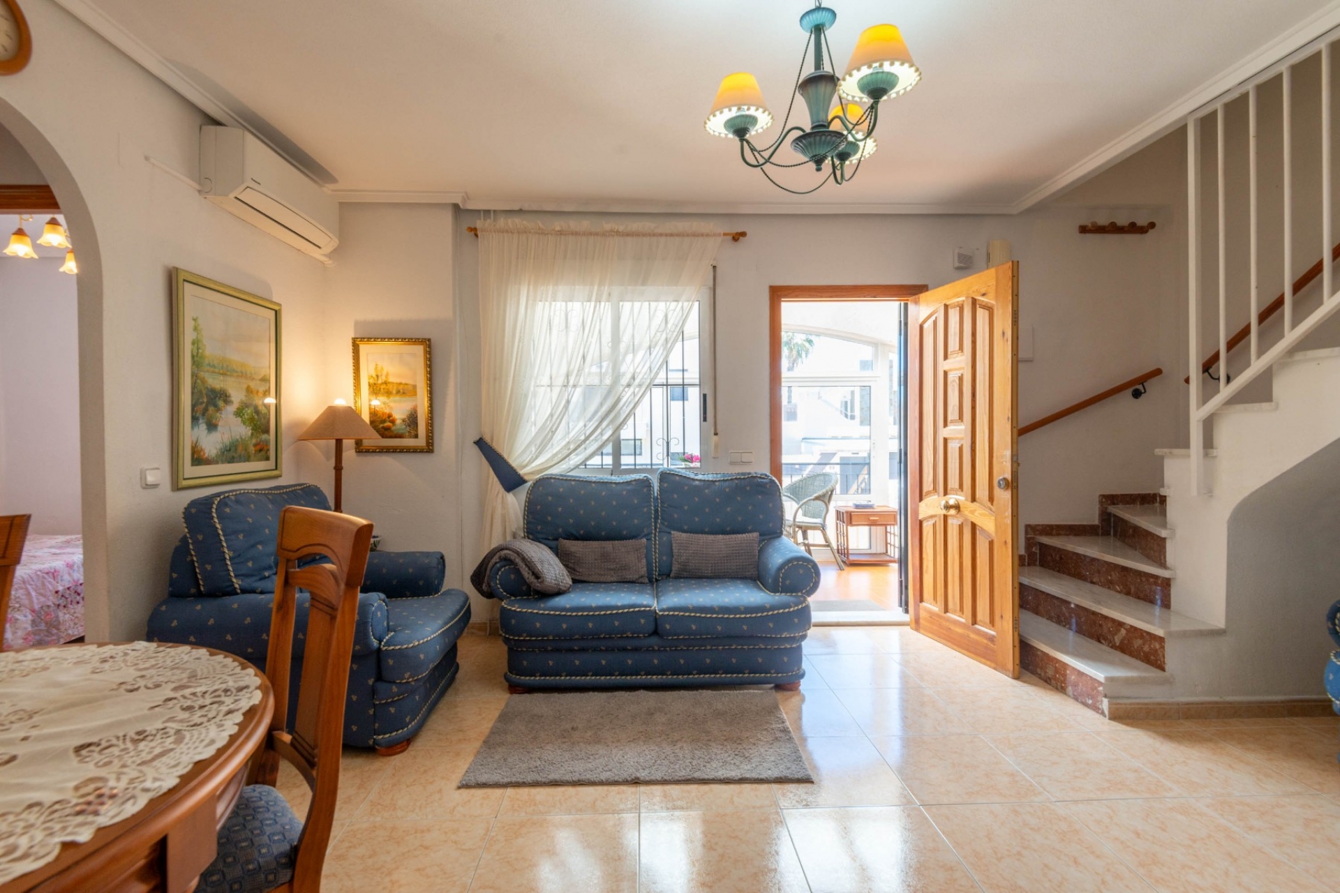 Jälleenmyynti - Neliapilatalo -
Torrevieja - Acequion