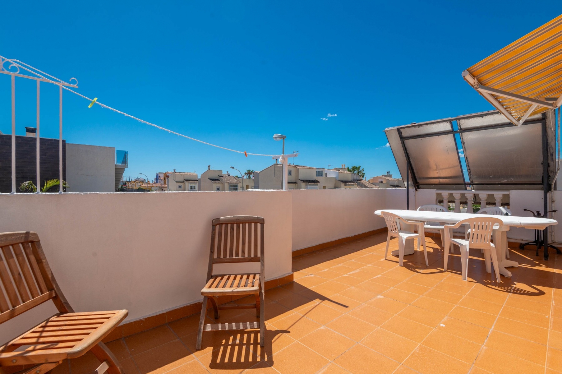 Jälleenmyynti - Neliapilatalo -
Torrevieja - Acequion