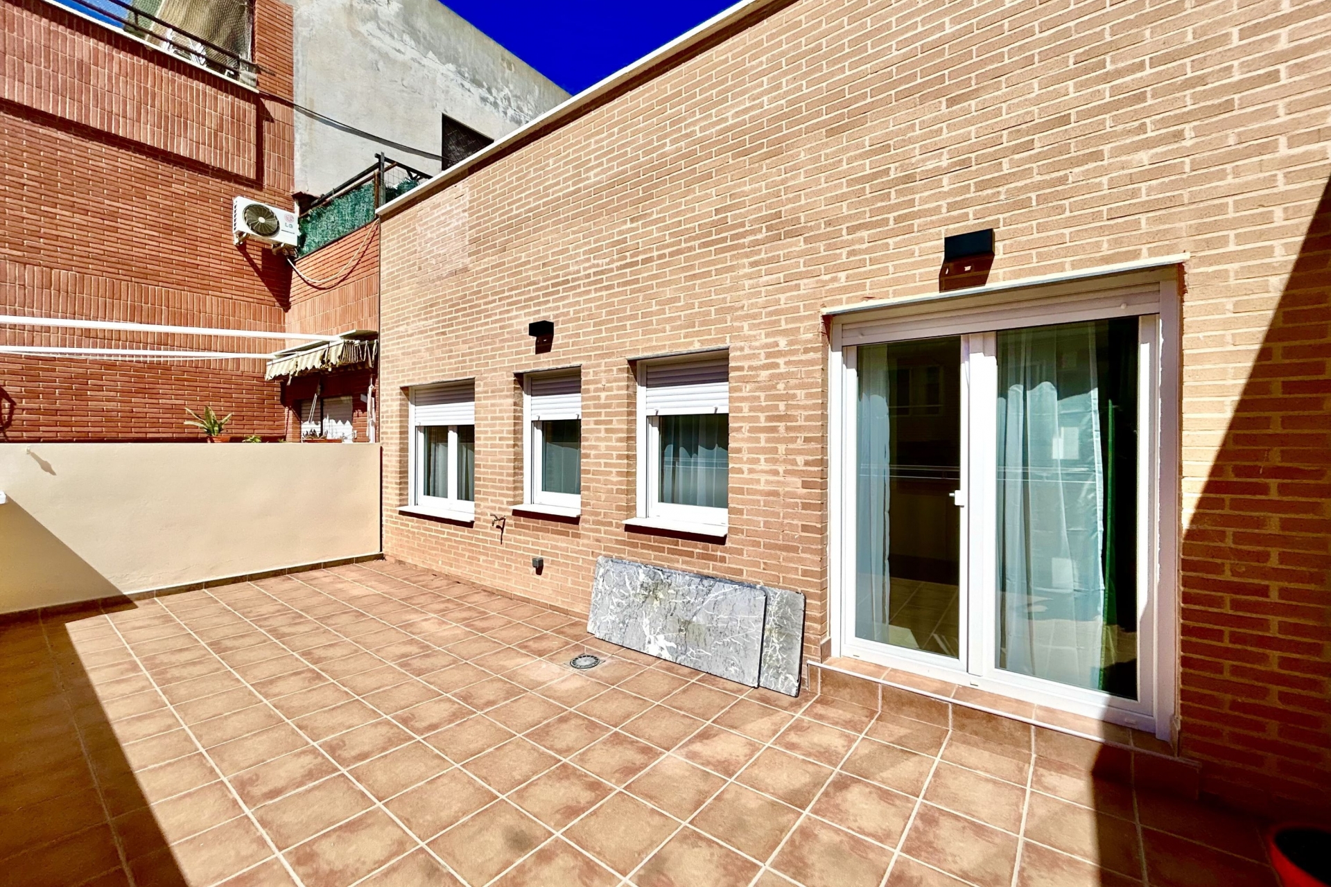 Neue Gebäude - Wohnung im Erdgeschoss -
Alicante (Alacant)