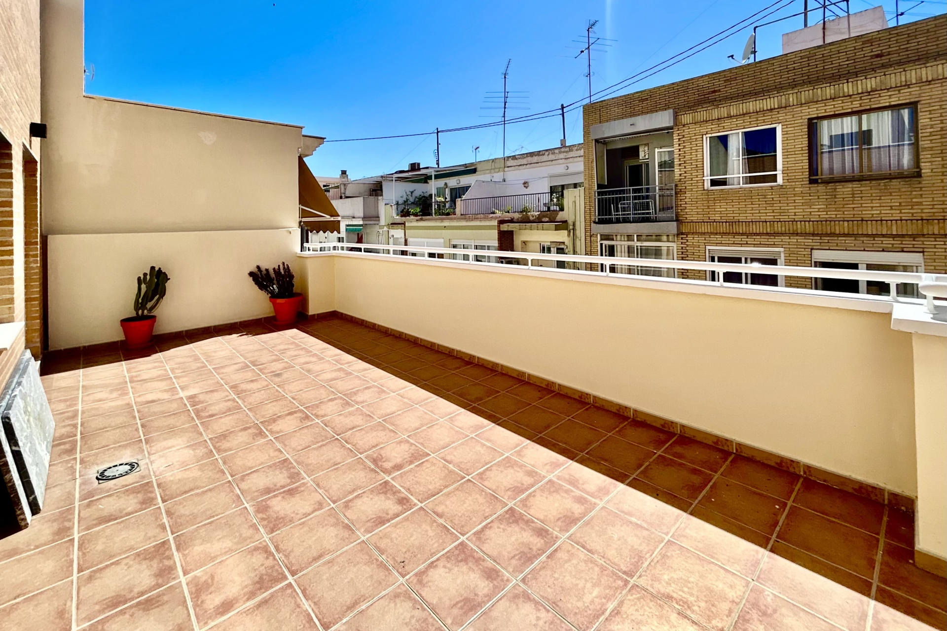 Neue Gebäude - Wohnung im Erdgeschoss -
Alicante (Alacant)