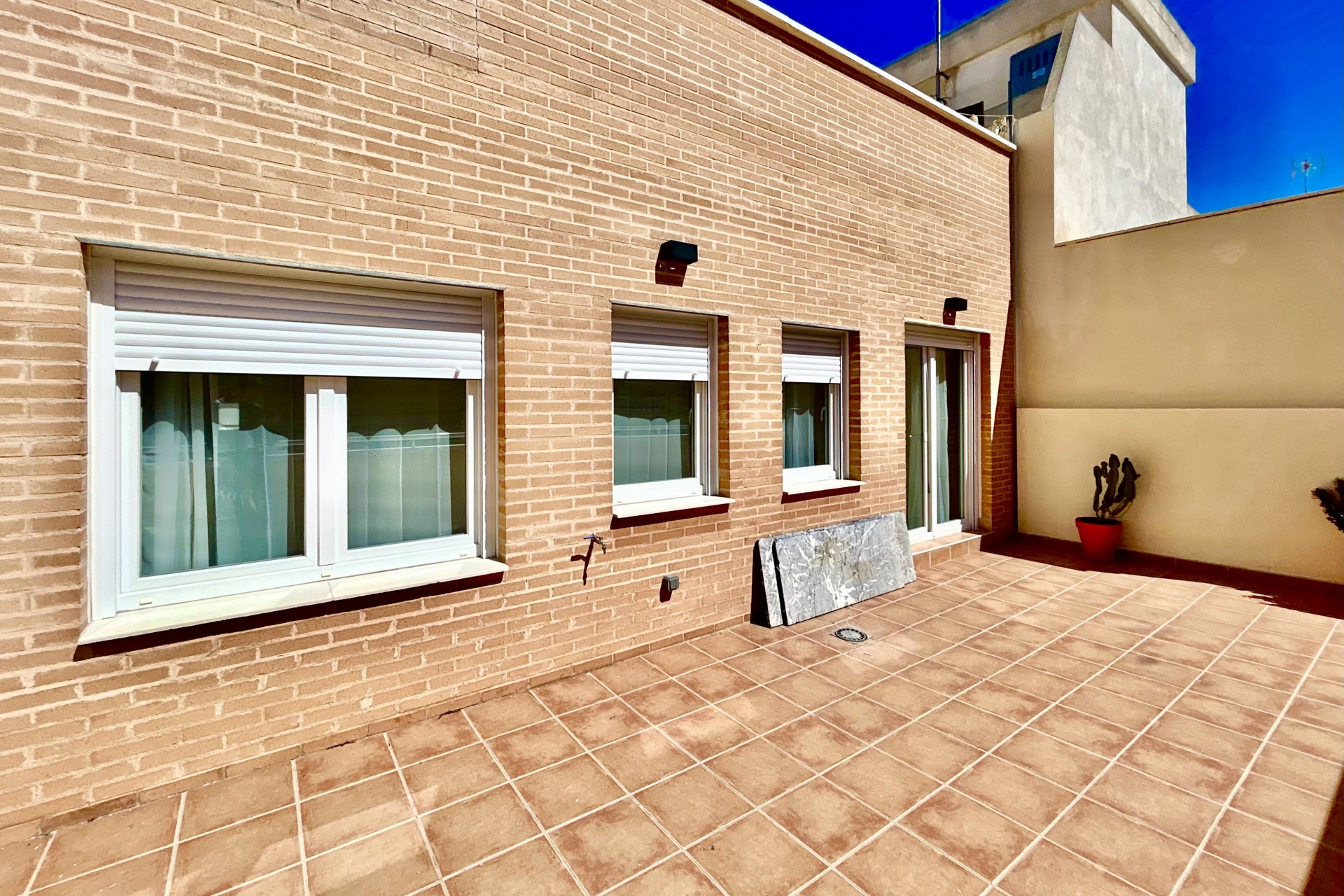 Neue Gebäude - Wohnung im Erdgeschoss -
Alicante (Alacant)