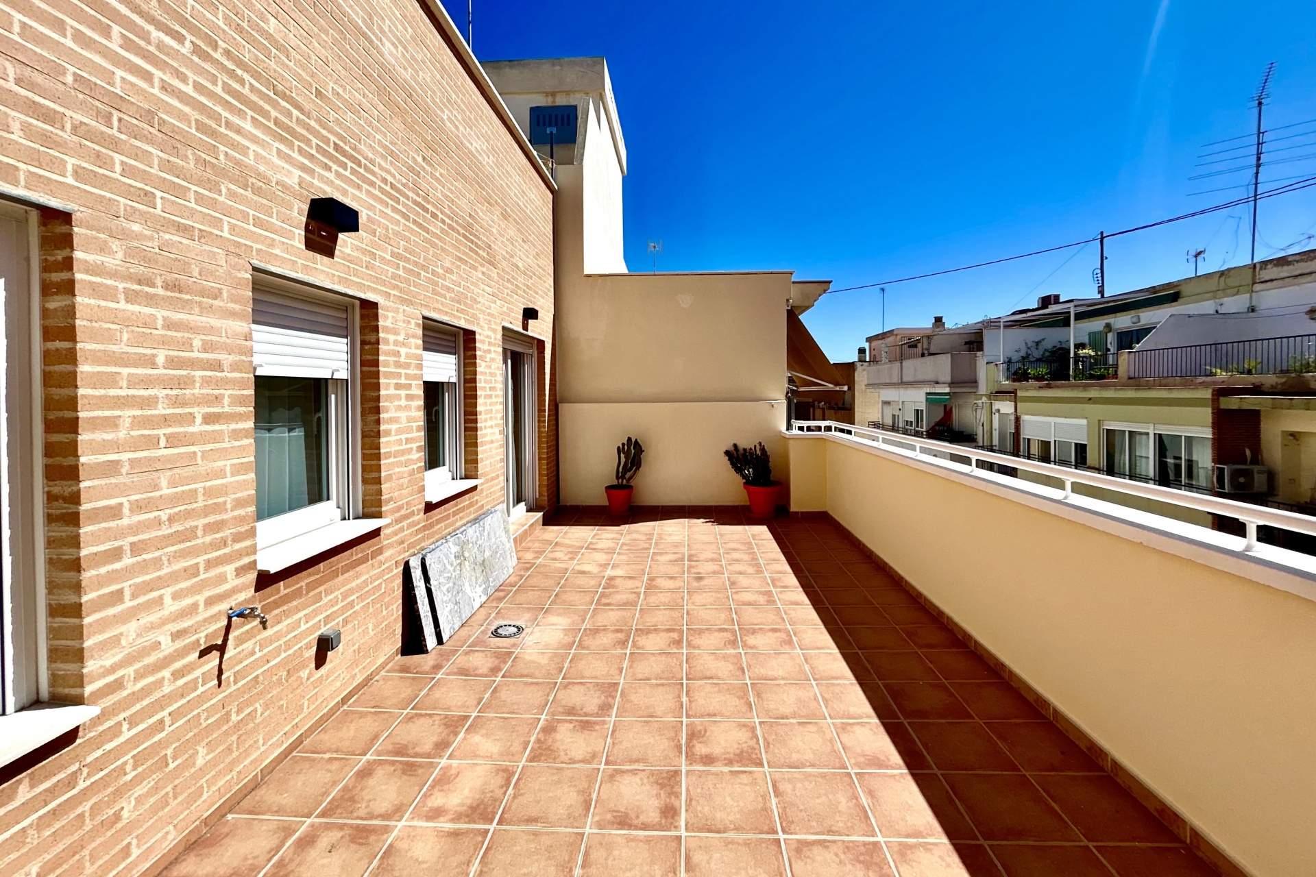 Neue Gebäude - Wohnung im Erdgeschoss -
Alicante (Alacant)