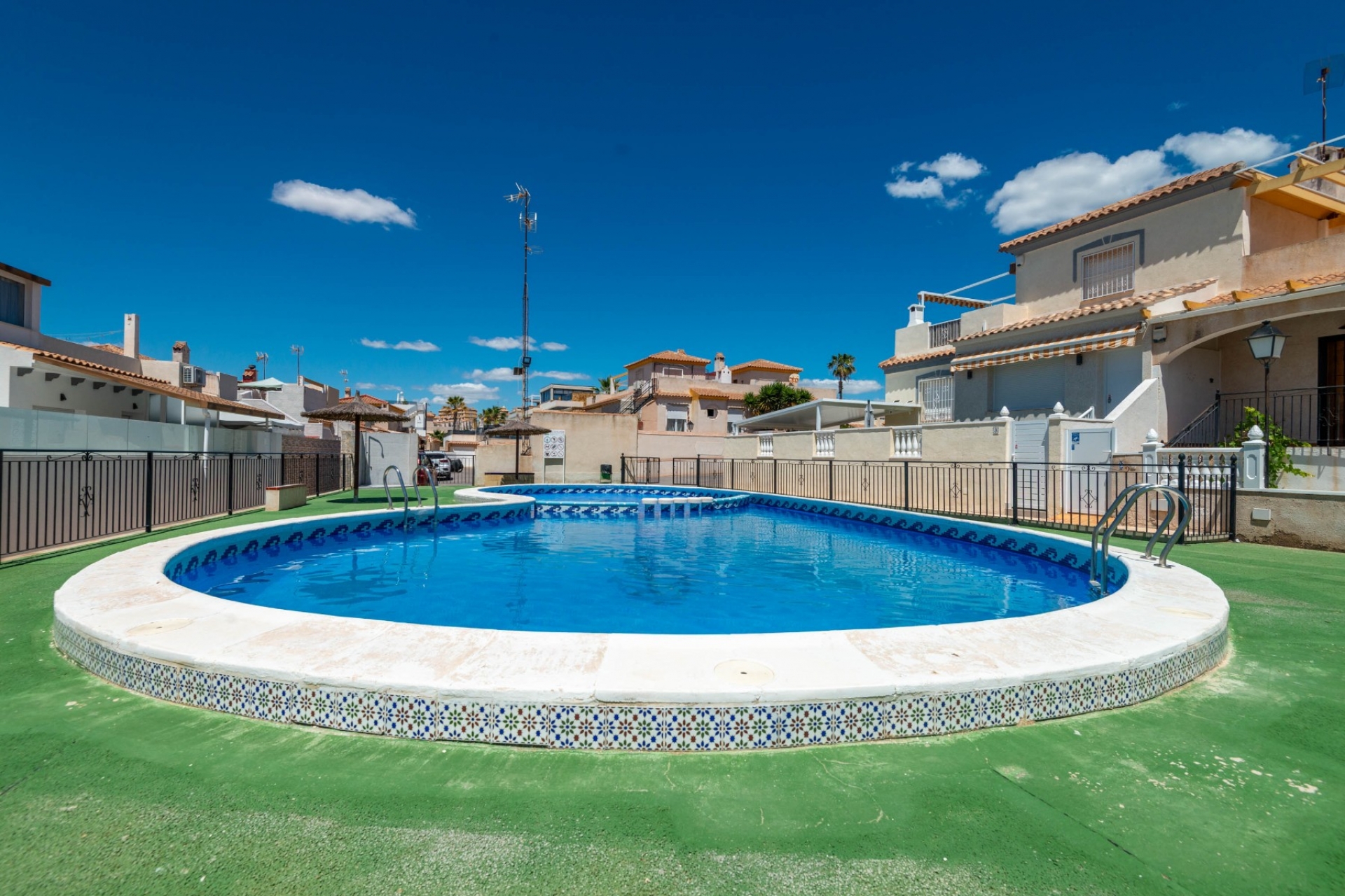 Перепродажа - Дом на 4 семьи -
Torrevieja - Acequion