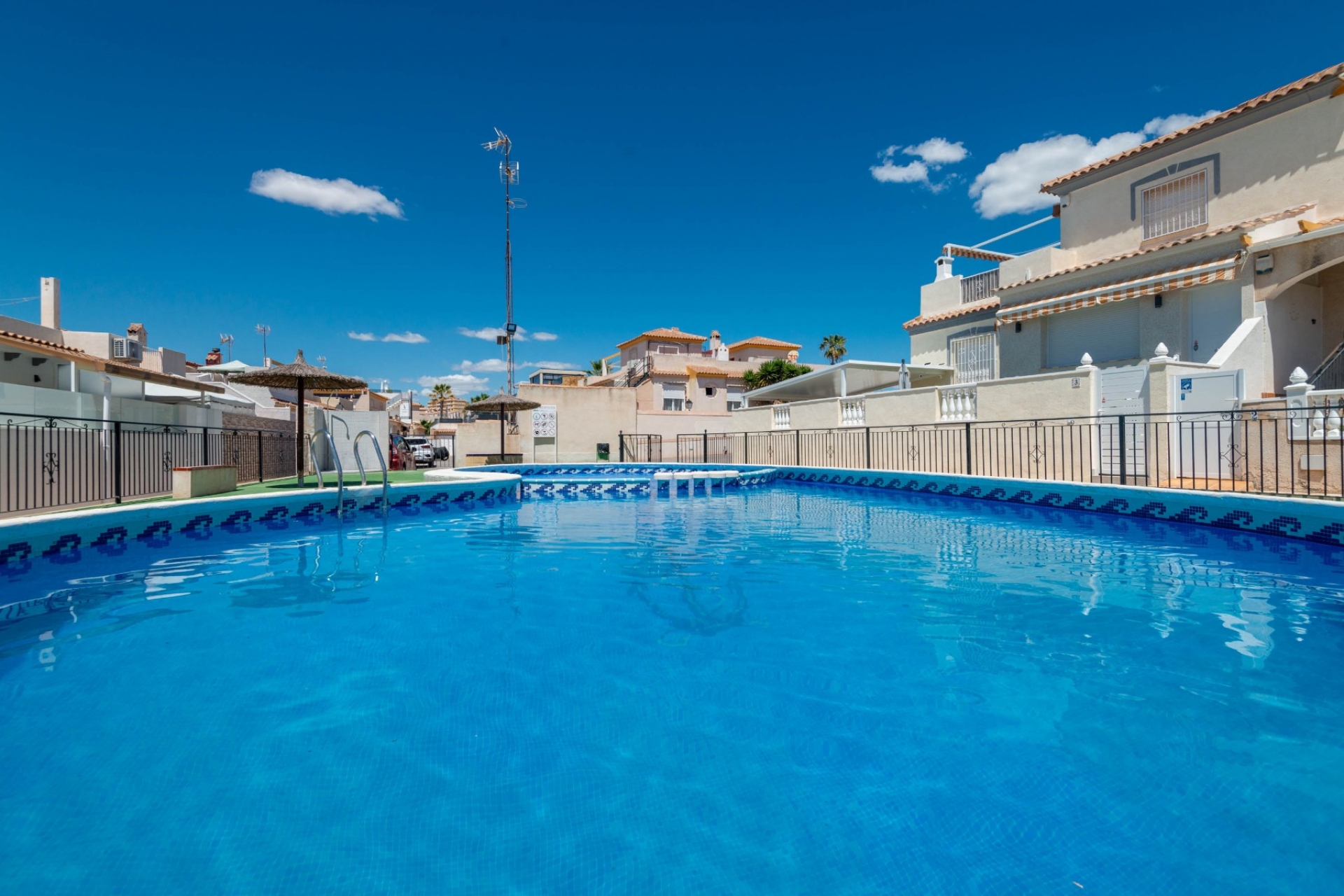 Перепродажа - Дом на 4 семьи -
Torrevieja - Acequion