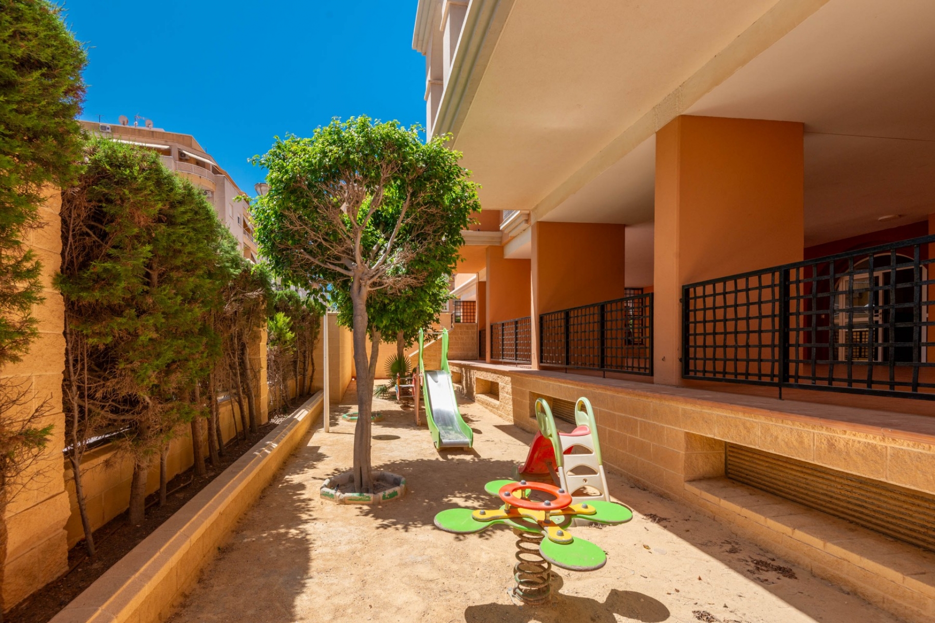Перепродажа - многоэт. дом -
Torrevieja - Playa de los Locos