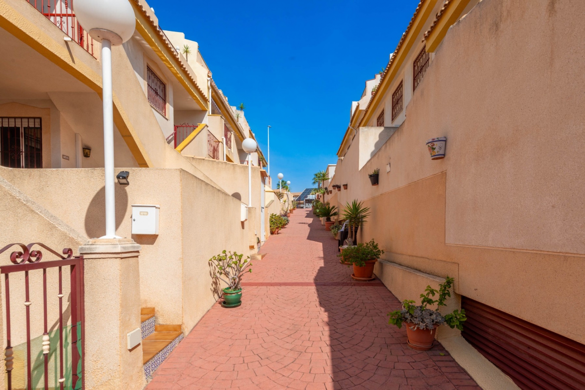 Resale - Bungalow -
Orihuela Costa - La Zenia