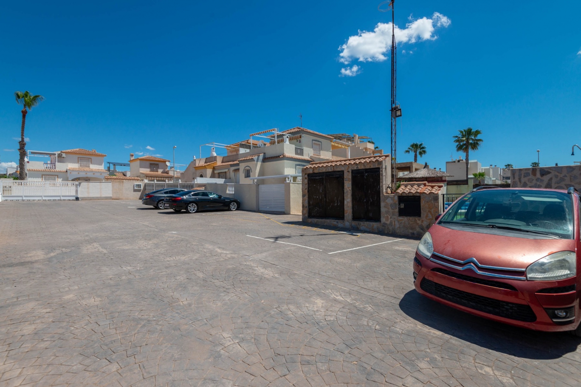 Resale - Quatrohus -
Torrevieja - Acequion